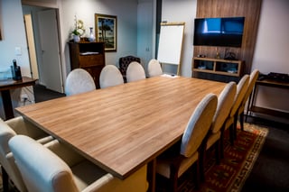 Ambiente para cursos, reuniões e treinamentos com capacidade para até 10 pessoas.