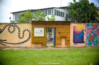 Fachada com entrada pela praça