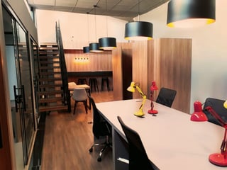 O espaço que dispomos é bem iluminado para somar ao seu conforto!