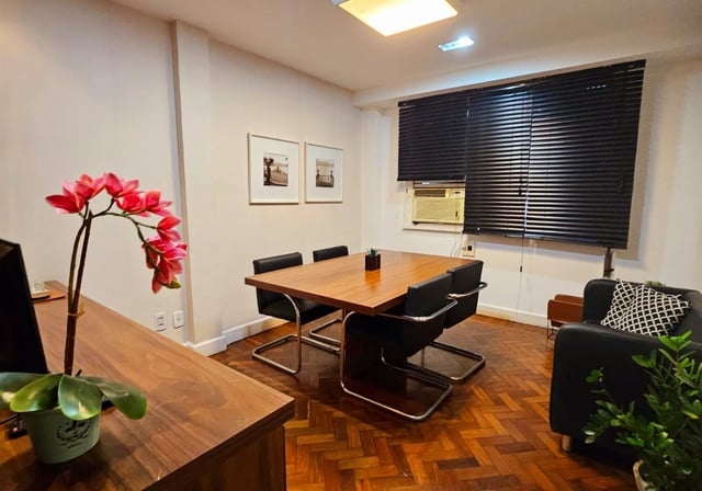 Sala de reunião capacidade para até 6 pessoas