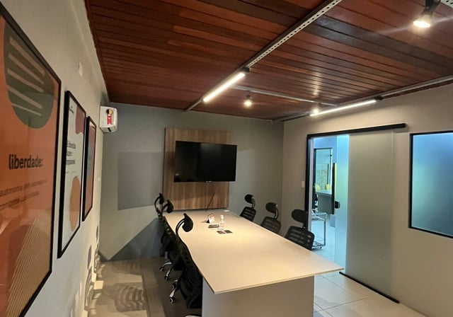 Sala de reunião, mesa compartilhada, salas privativas e abertas - Até 7 pessoas